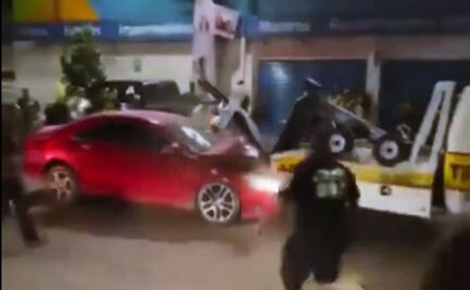 Mujer choca contra grúa al intentar evadir un retén en Iztapalapa; viajaba con una menor de 2 años