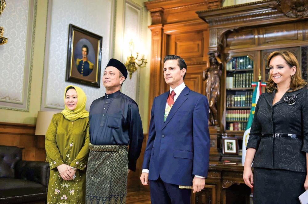 Acompañado por la secretaria de Relaciones Exteriores, Claudia Ruiz Massieu, el Presidente recibió a los diplomáticos, quienes entregaron mensajes directos de sus respectivos mandatarios (PRESIDENCIA)