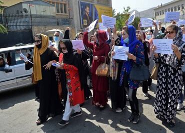 Afganas protestan en Kabul contra el cierre de los salones de belleza