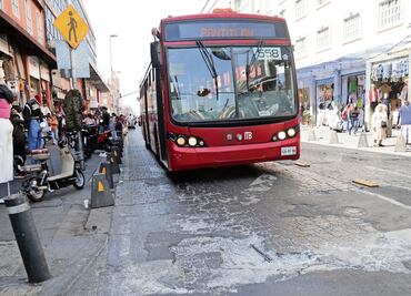 Metrobús también enfrenta baches en carriles confinados