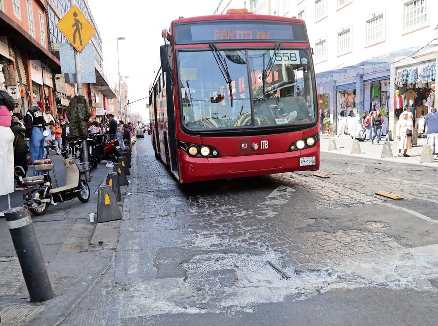 En un recorrido de EL UNIVERSAL por la Línea 4 del Metrobús, se constató el deterioro en los carriles confinados; incluso los operadores conducen con precaución para no caer en los baches. Foto: Carlos Mejía / EL UNIVERSAL