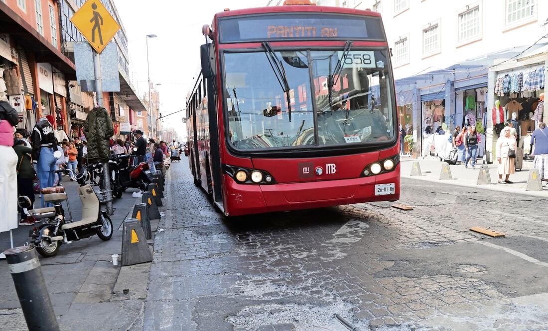 En un recorrido de EL UNIVERSAL por la Línea 4 del Metrobús, se constató el deterioro en los carriles confinados; incluso los operadores conducen con precaución para no caer en los baches. Foto: Carlos Mejía / EL UNIVERSAL