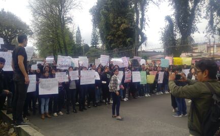 Normalistas veracruzanas colocan "tendedero del acoso"