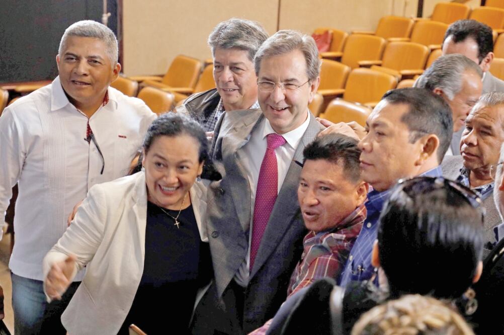 El secretario de Educación Pública, Esteban Moctezuma (corbata roja), dijo que la reforma educativa tuvo faltas de consenso y unilateralidad. Foto: ESPECIAL