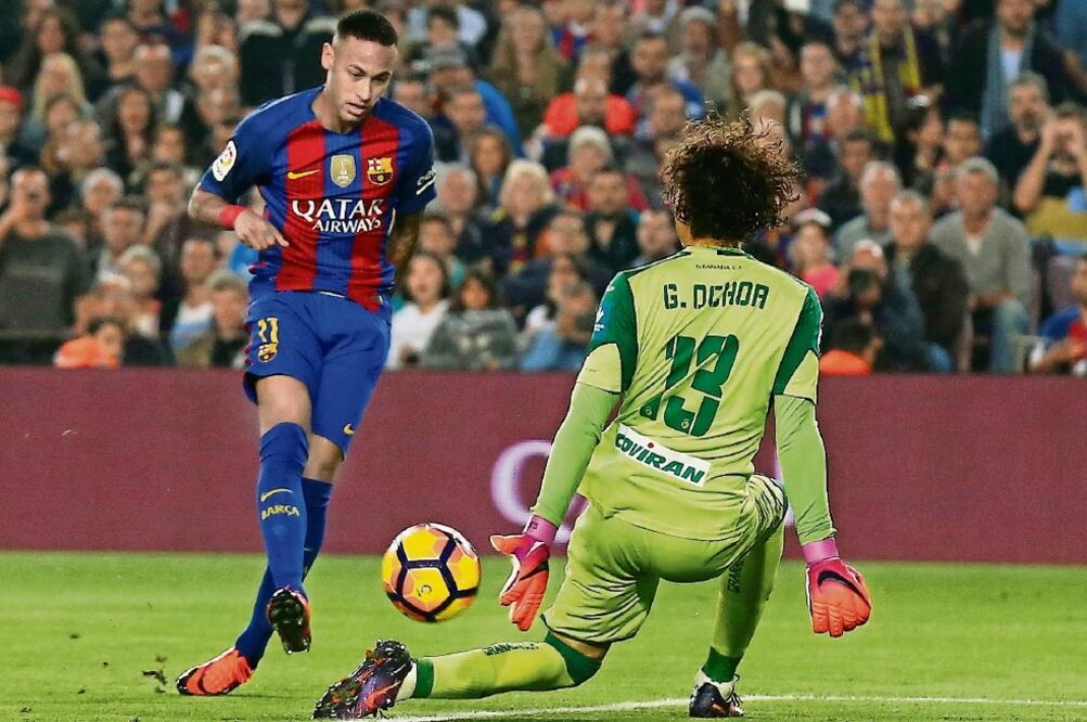 Neymar no pudo batir la meta del portero nazarí Paco Memo (ALBERT GEA. REUTERS)