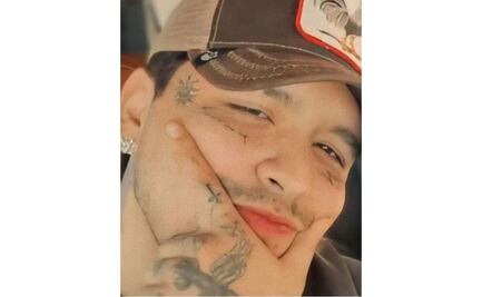 Christian Nodal sorprende con nuevos tatuajes en su rostro