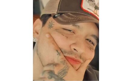 Christian Nodal sorprende con nuevos tatuajes en su rostro