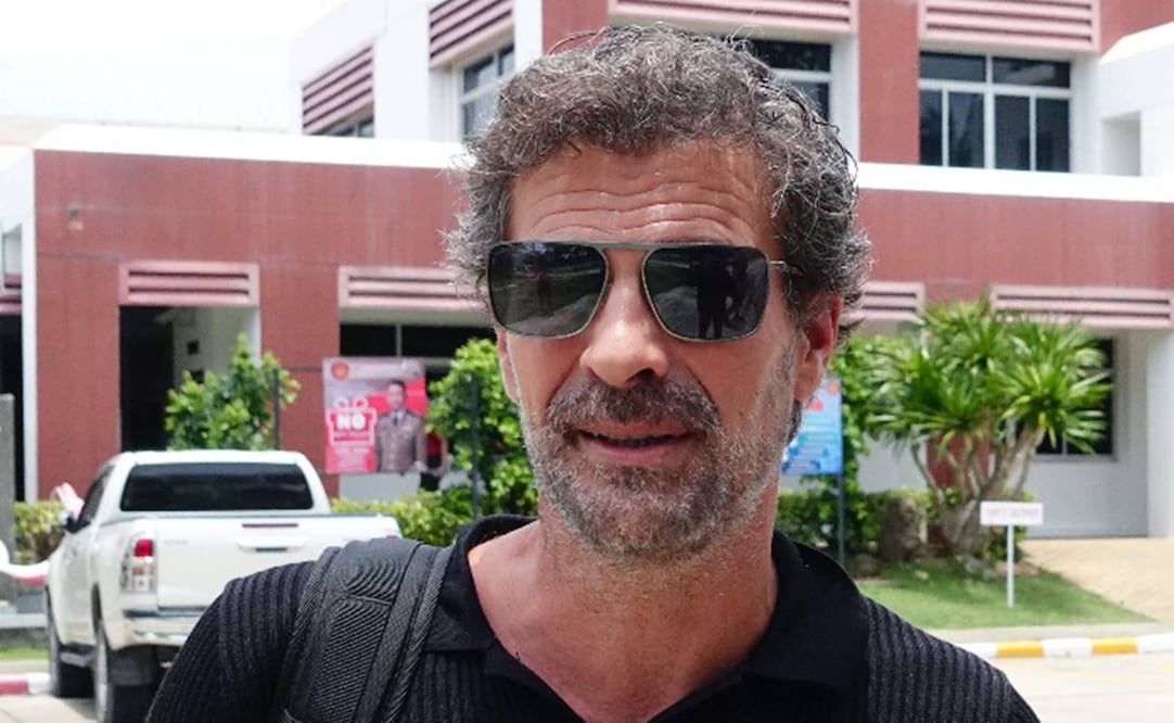 El actor Rodolfo Sancho responde a la prensa sobre el encarcelamiento de su hijo, quien asesinó y descuartizó a su pareja. Foto: AFP.