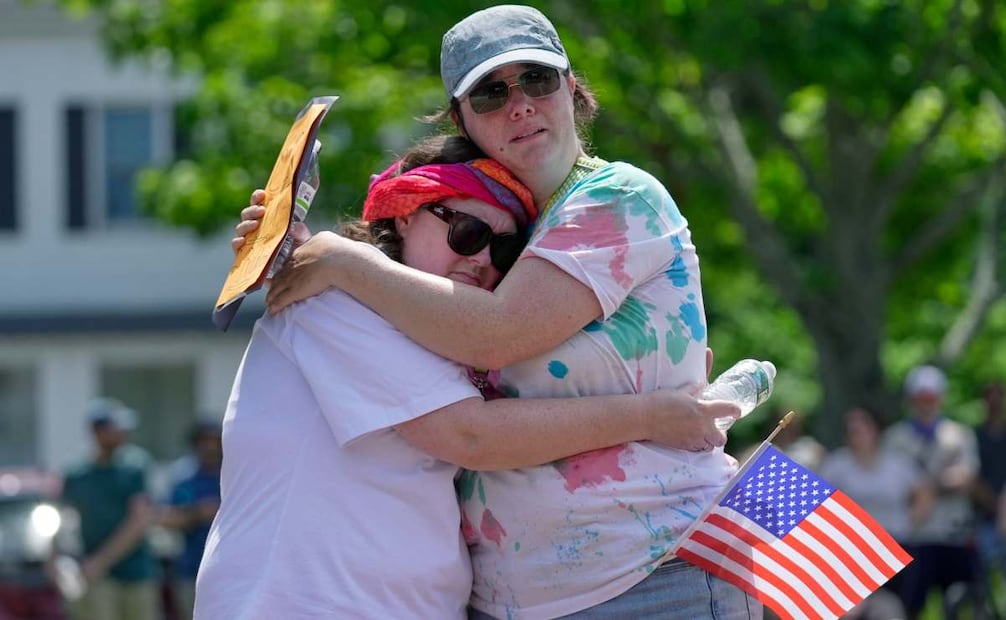 La concejal de la ciudad de Biddeford, Abigail Woods, abraza a un residente no identificado durante una protesta espontánea cerca del lugar de un tiroteo en el que estuvo involucrado el Servicio de Inmigración y Control de Aduanas de EE. UU., el lunes 13 de julio de 2026, en Biddeford, Maine. Foto: AP