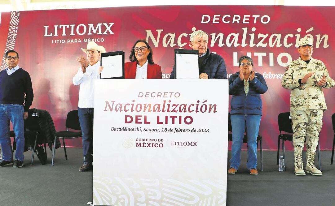 El presidente López Obrador y la secretaria de Energía, Rocío Nahle, firmaron el decreto que declara zona de reserva de litio 234 mil 855 hectáreas de siete municipios de Sonora. Foto: Presidencia