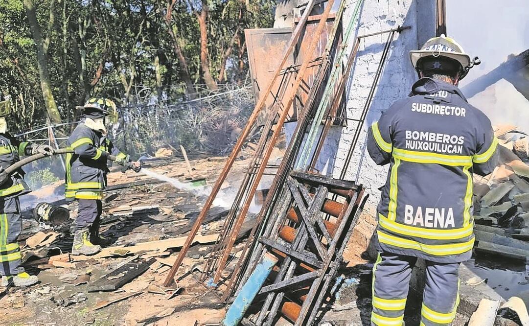 Bomberos y Protección Civil acudieron al paraje El Durazno para controlar el incendio por la explosión de un taller. Foto: Especial.