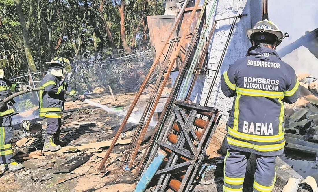 Bomberos y Protección Civil acudieron al paraje El Durazno para controlar el incendio por la explosión de un taller. Foto: Especial.