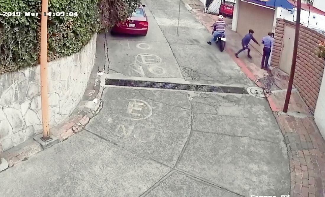 Videov igilancia. Sujetos que usan una moto fueron grabados al perseguir y someter a su víctima en calles de Tecamachalco / TOMADA DE VIDEO