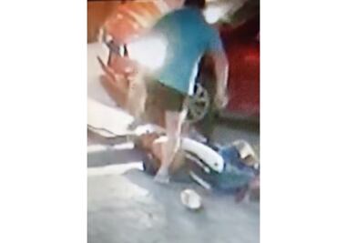 VIDEO: Captan fuerte agresión de automovilista contra ciclista en Tehuacán, Puebla