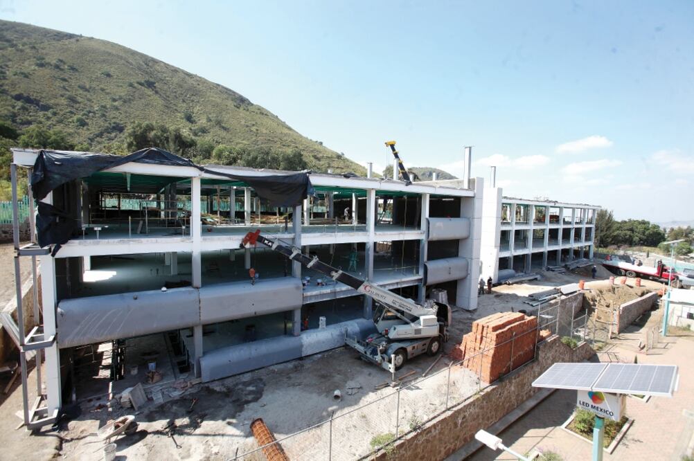 En el plantel Iztapalapa 3 sólo uno de los edificios se encuentra construido por completo. Los dos restantes aún continúan incompletos. Autoridades esperan que la última etapa se incluya en el presupuesto 2016 (VALENTE ROSAS. EL UNIVERSAL)