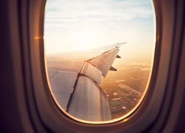 ¿Por qué la persiana de la ventana debe abrirse mientras despega o aterriza el avión?