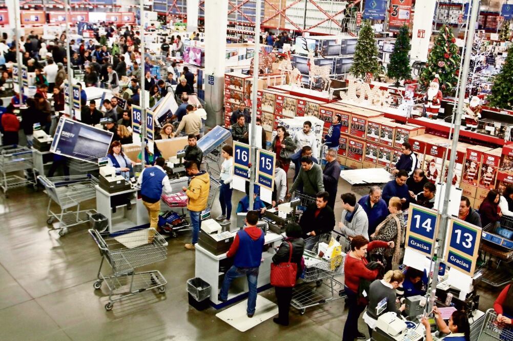 Consumidores en una tienda en Puebla. Según Walmart, en la frontera norte socios estadounidenes de Sam’s Club cruzaron a México para realizar compras (HILDA RÍOS.CUARTOSCURO)