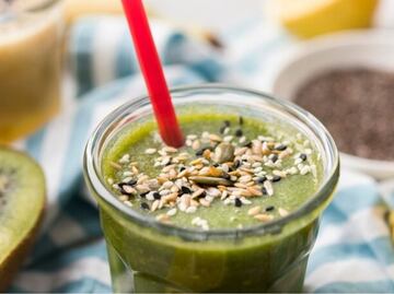 Prepara este batido a base de una fruta, una verdura y una planta para limpiar el colon