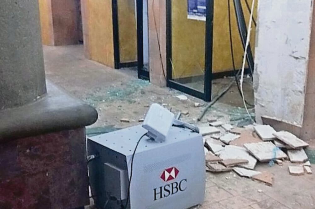 El comando también arrancó dos cajeros electrónicos bancarios en el sitio y se los llevó en una camioneta (ESPECIAL)