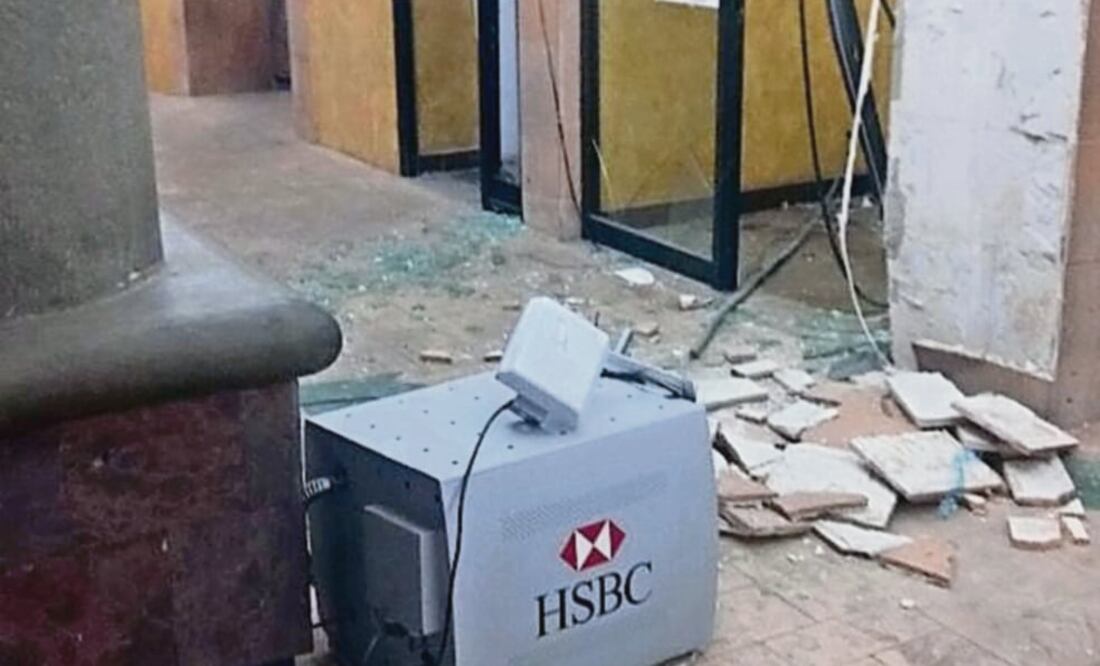 El comando también arrancó dos cajeros electrónicos bancarios en el sitio y se los llevó en una camioneta (ESPECIAL)