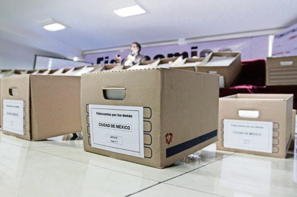 En días pasados, miembros del fideicomiso mostraron documentos de la presunta entrega de apoyos. (ARCHIVO EL UNIVERSAL)