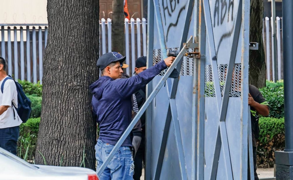 De cara al encuentro entre México e Inglaterra se colocaron vallas metálicas en paradas del Metrobús. Foto: Karla Guerrero/ El Universal
