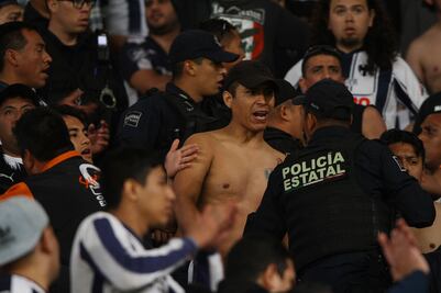 Pleito entre aficionados de  Necaxa y Rayados 