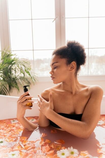 Los 5 mejores usos del agua de rosas en la belleza