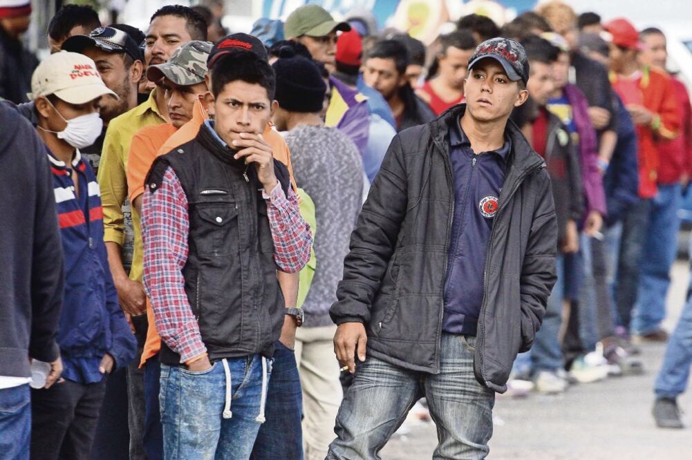 Miles de migrantes enfrentan dificultades en Tijuana en su intento por cruzar a EU; su única certeza es que su viaje termina con la separación de su familia. (ALEJANDRO ZEPEDA. EFE)