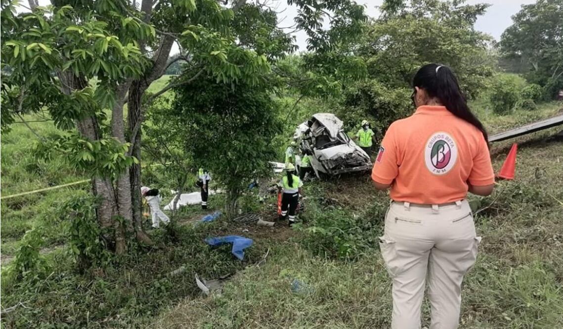 El Instituto Nacional de Migración lamentó el fallecimiento de cinco personas y la lesión de 18 más, todos presuntamente de nacionalidad hondureña, así como el conductor de nacionalidad mexicana, durante un accidente carretero en Cárdenas, Tabasco. Foto: especial