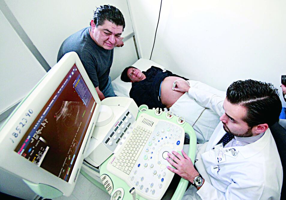 Una vez embarazada, la mujer entre los 35 y 40 años debe tener un cuidado materno fetal muy serio y vigilado, con ultrasonidos, estudios sanguíneos, análisis del conteo de los cromosomas, entre otros análisis (ADRIÁN HERNÁNDEZ Y JUAN BOITES / EL UNIVERSAL