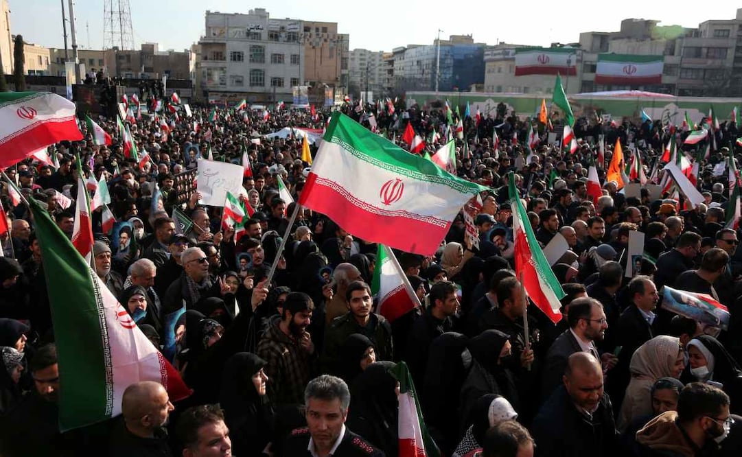 Imagen del 12 de enero de 2026 de personas participando en una manifestación, en Teherán, Irán. Decenas de miles de ciudadanos progubernamentales salieron a las calles de todo Irán el lunes, respondiendo a los llamamientos de las autoridades iraníes para demostrar solidaridad. Foto: Xinhua