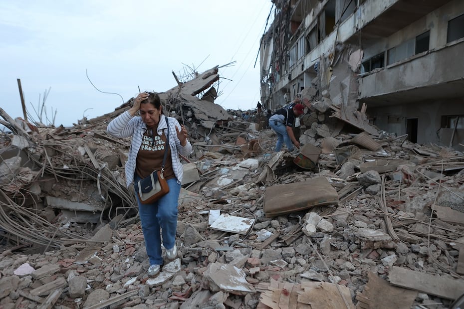 Una venezolana camina sobre los escombros de un inmueble que se derrumbó en Catia La Mar, Venezuela, tras los terremotos del miércoles 24 de junio. FOTO: PEDRO MATTEY. AP