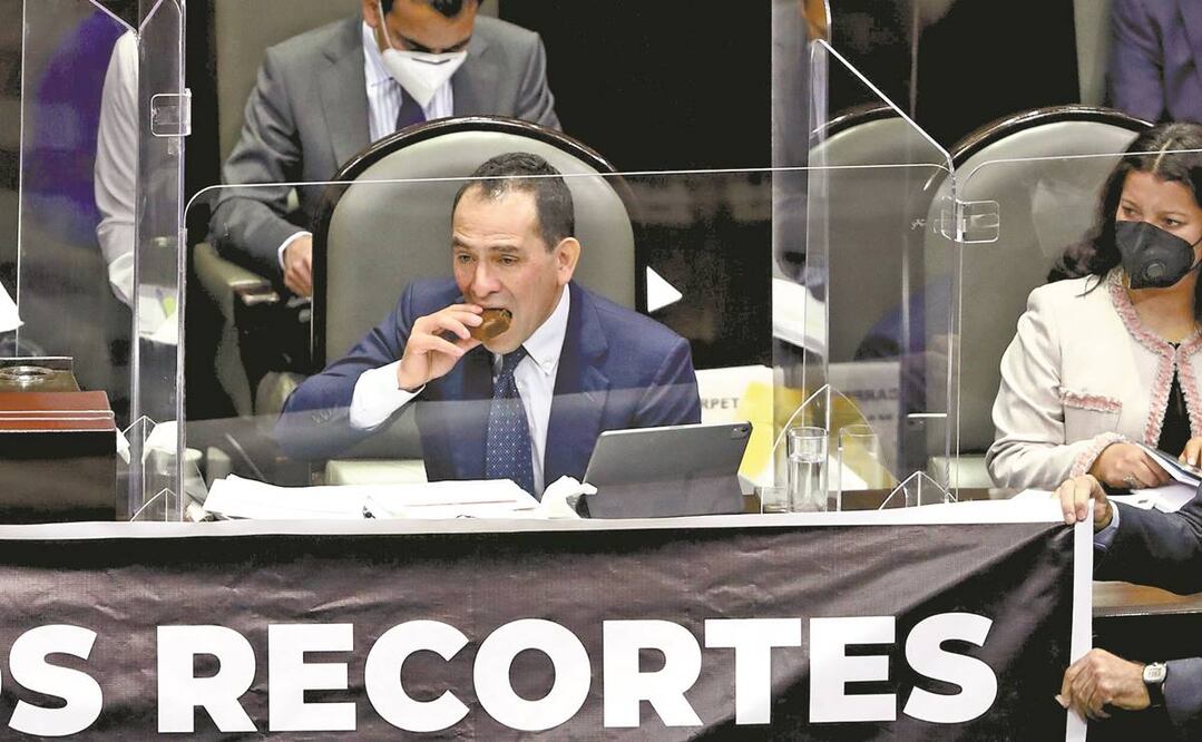 Mientras los diputados le reclamaban, Arturo Herrera disfrutaba una rebanada de pastel. Foto: Diego Simón Sánchez/EL UNIVERSAL