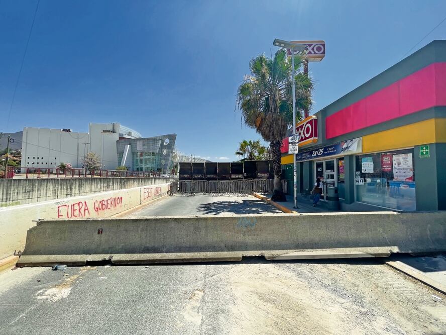Chilpancingo amaneció sitiado. El Palacio de Gobierno y todo el perímetro fue resguardado por murallas metálicas y ballenas de concreto. Al llegar los normalistas, dialogaron con el director de Gobernación, Francisco Rodríguez. Foto: Arturo de Dios Palma y Oscar Guerrero / EL UNIVERSAL