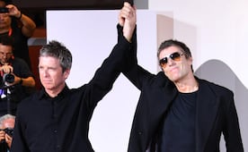 Liam y Noel Gallagher reaparecen juntos en Venecia para el estreno de “Oasis: Don’t Look Back in Anger”
