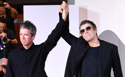 Liam y Noel Gallagher reaparecen juntos en Venecia para el estreno de “Oasis: Don’t Look Back in Anger”