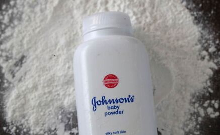 Johnson & Johnson retira talco para bebés por rastros de asbesto en botella