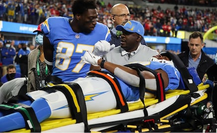 Jugador de los Charges sufre fuerte golpe en la cabeza y sale noqueado del campo