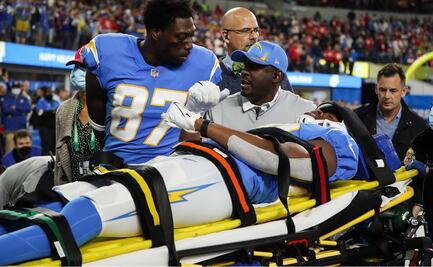 Jugador de los Charges sufre fuerte golpe en la cabeza y sale noqueado del campo