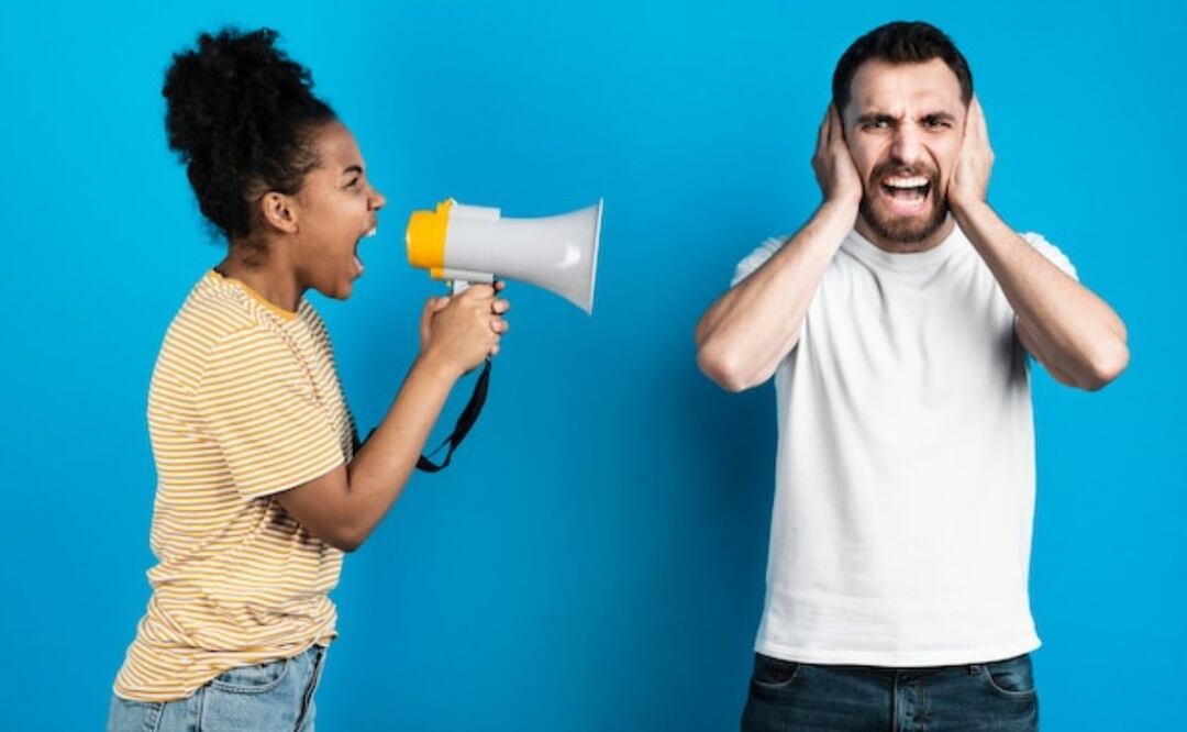 La escucha activa es una habilidad que se puede aprender y mejorar con la práctica. Fuente: Freepik.