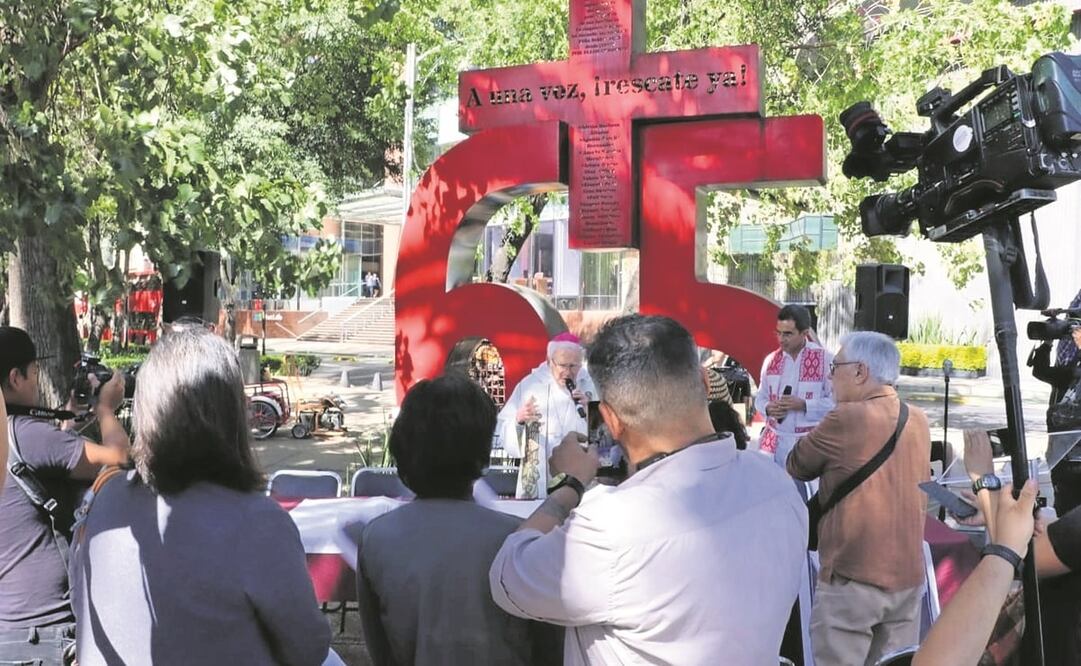 A 17 años de la explosión en Pasta de Conchos, familiares realizaron una misa en el antimonumento, en Reforma. Foto: ESPECIAL