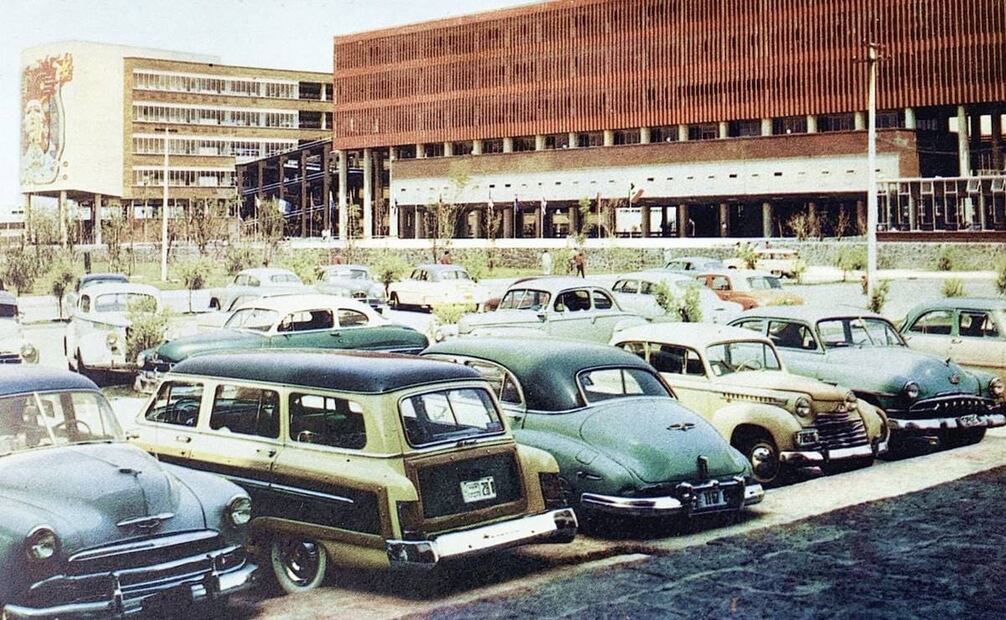 La Facultad de Medicina de la UNAM y su entorno en los años cincuenta. Este conjunto es obra de los arquitectos Pedro Ramírez Vázquez, Roberto Álvarez, Ramón Torres y Héctor Velázquez; a la izquierda está el mural "La vida, la muerte, el mestizaje y los cuatro elementos", de Francisco Eppens. Imagen: Colección Villasana.