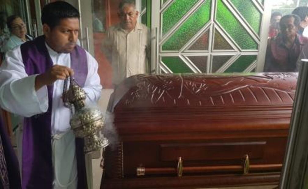 Policía Estatal de Veracruz y marinos custodian velorio de Valeria Medel