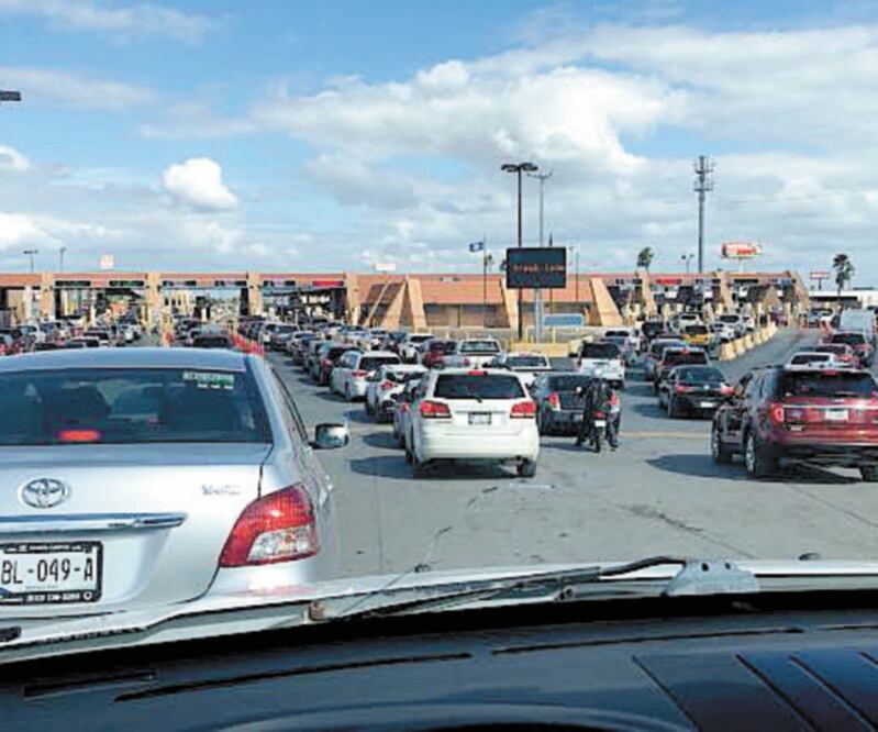 El tránsito vehicular en el Puente Internacional Reynosa-Hidalgo es aprovechado por la delincuencia para atracar a los automovilistas. Foto: FRANCISCO RODRÍGUEZ. EL UNIVERSAL