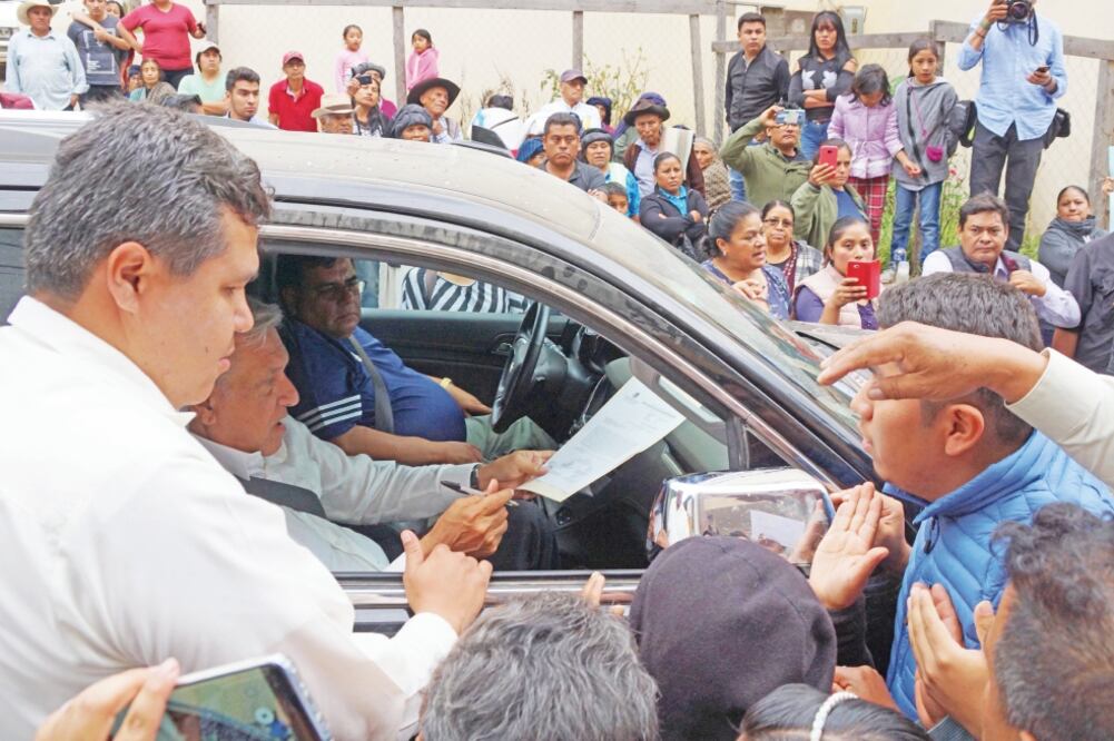 Un grupo de ciudadanos de San Pedro interceptó a AMLO para solicitarle su intervención en el conflicto que tiene la comunidad por la falta de agua. Foto: EDWIN HERNÁNDEZ. EL UNIVERSAL
