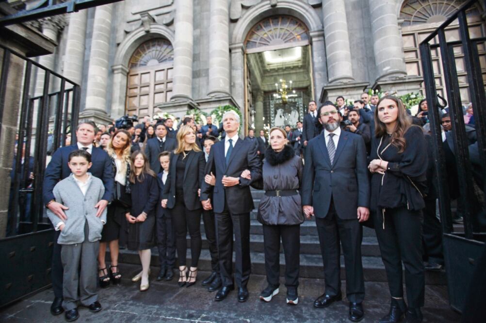 El gobernador Alfredo del Mazo Maza, acompañado por su madre, María del Carmen Maza; su esposa, Fernanda Castillo, y sus hijos, espera en el atrio de la Catedral de Toluca el cuerpo del ex gobernador Alfredo del Mazo González. Foto: JORGE ALVARADO.