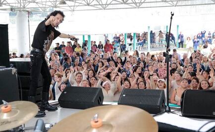 Alex Lora hace cantar a las internas en Santa Martha