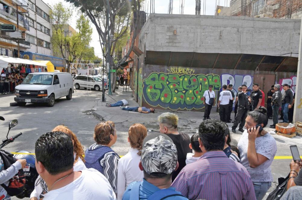 En la colonia Centro, delegación Cuauhtémoc, dos personas murieron y una mujer resultó lesionada al recibir varios impactos de bala. (ARMANDO MARTÍNEZ. EL UNIVERSAL)