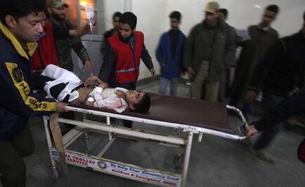 Mueren 8 niños en choque de camioneta escolar en la India